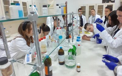Čas hemije u laboratoriji – prvi razred. 🧪👩‍🔬👨‍🔬🥼